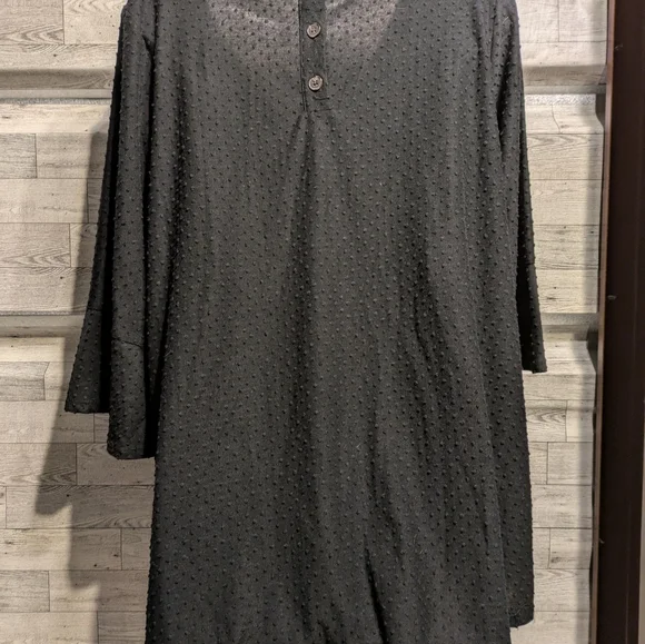 Rose & Olive Black and White V-Neck Top - Picture 4 of 6